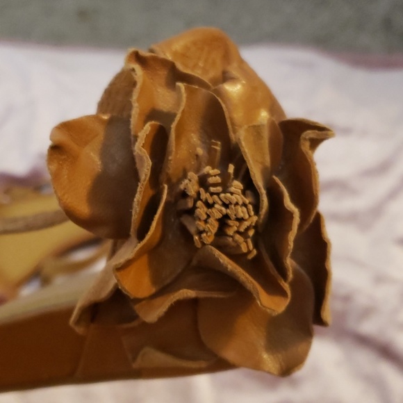 Gianni Bini brown flower sandals - Picture 2 of 4